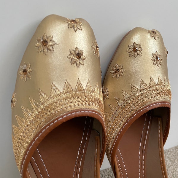 Gold studded traditional khussa | Womens jutti | Pakistani Wedding leather khussa