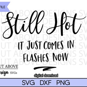 Puede incluir: Gráfico de texto en blanco y negro que dice "Still Hot It Just Comes In Flashes Now". El texto está en una fuente cursiva. El gráfico es para una descarga digital e incluye los tipos de archivo SVG, DXF y PNG.