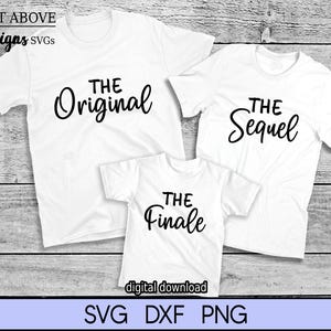 Op de afbeelding: Drie witte T-shirts met zwarte tekst. Het eerste shirt zegt "THE Original", het tweede shirt zegt "THE Sequel" en het derde shirt zegt "THE Finale".