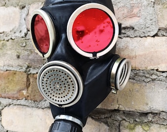 Gasmasker met rode spiegellenzen
