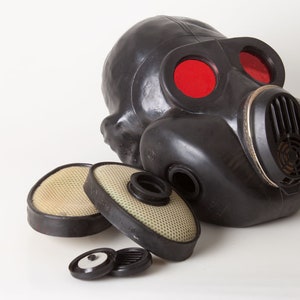 Gas mask with red mirror lenses