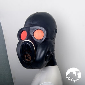 Gas mask with red mirror lenses