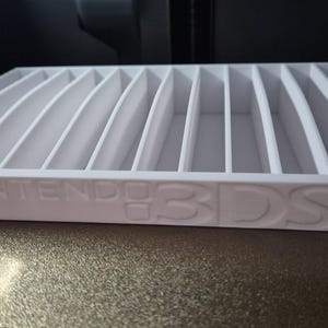 最大12枚のゲームカードを収納できるニンテンドー3DS用ゲーム収納ホルダー