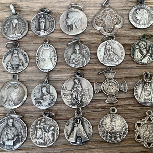 J59 Antique lot of 20 small religious medals Saints