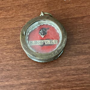 R44 Relicário/teca antiga com relíquia de São Boaventura