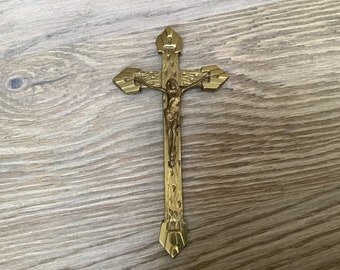 H64 Antique brass crucifix to hang