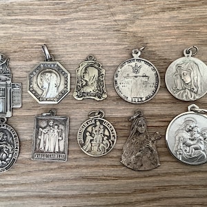 H98 Antique lot of 10 religious medals of Saints