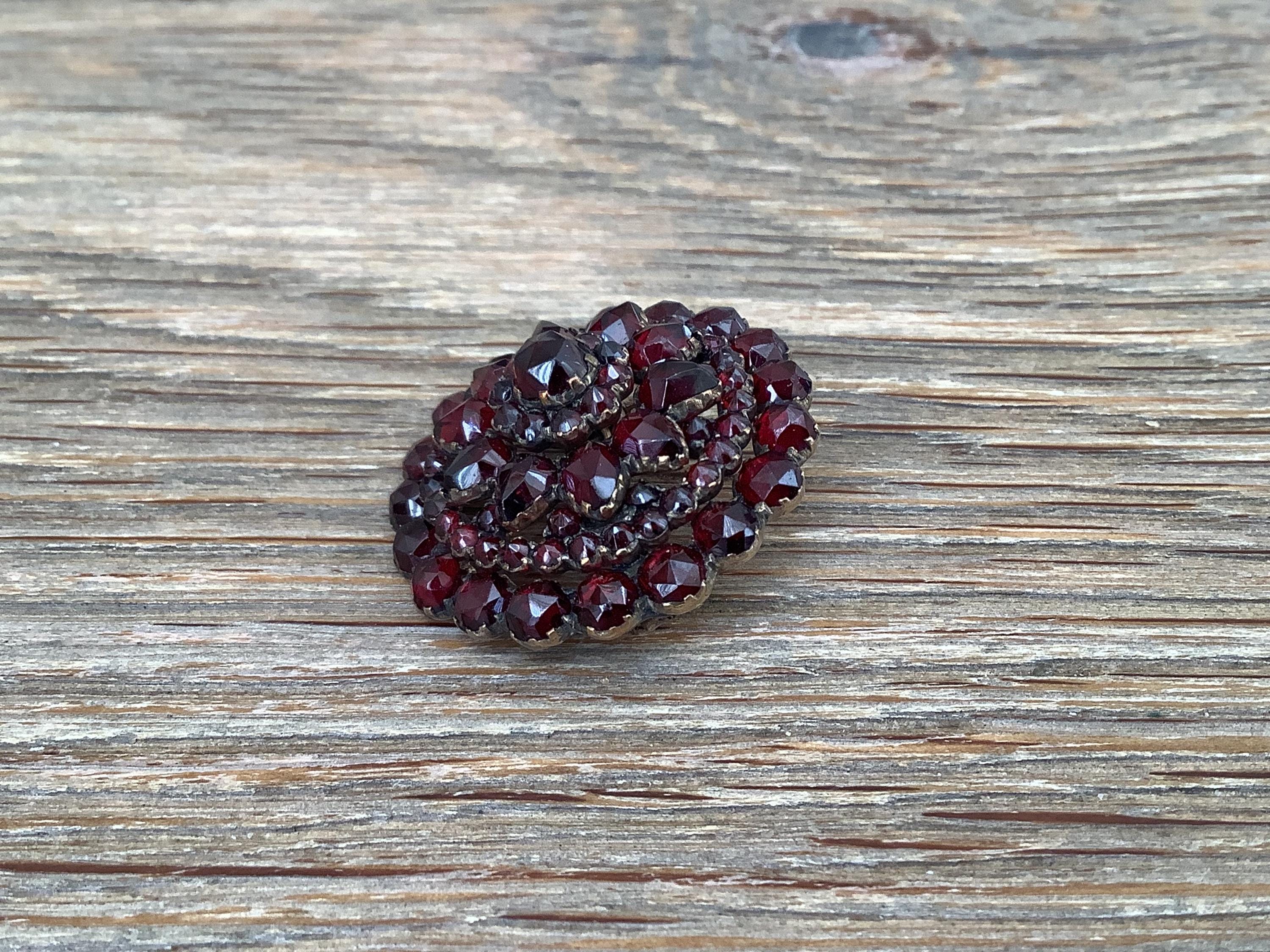 アンティーク ボヘミアンガーネット ブローチ N62 ボヘミアンガーネットのアンティークドーム型ブローチ - Etsy 日本