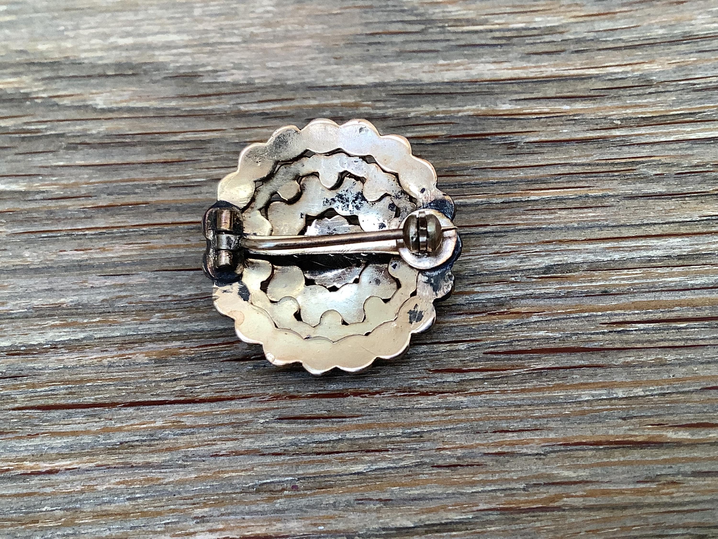 アンティーク ボヘミアンガーネット ブローチ N62 ボヘミアンガーネットのアンティークドーム型ブローチ - Etsy 日本