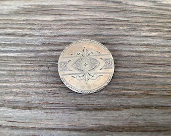 Ancienne Broche Gravée Plaquée Or - Motif Bateau, Occasion En Bon état Général