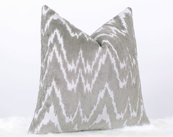 Funda de almohada de terciopelo ikat gris humo, cojín moderno abstracto con diseño de chevron, funda de almohada neutra estilo europeo