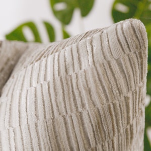 Copertura per cuscino a righe beige crema, copertura Euro Sham strutturata, cuscino in velluto a righe scintillanti, cuscino da tiro neutro, tessuto geometrico di design