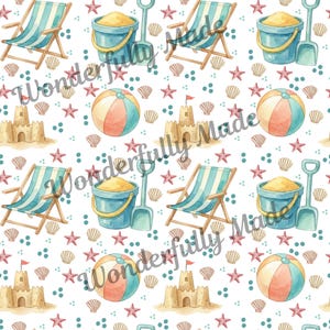 Puede incluir: Un patrón repetitivo con ilustraciones de temática playera. El diseño incluye sillas de playa con rayas azules y blancas, cubos de arena con palas, castillos de arena, pelotas de playa, conchas marinas y estrellas de mar en tonos azules, amarillos y rosas.