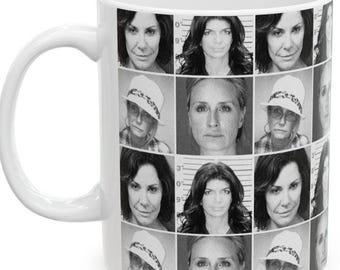 Taza de café con fotos policiales de amas de casa reales: un divertido regalo para fanáticos de Bravo TV y entusiastas de los reality shows.