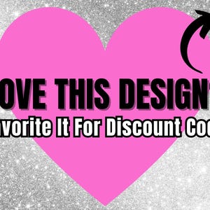 K&ouml;nnte beinhalten: Ein rosa Herz mit dem Text "LOVE THIS DESIGN?" und "Favorite It For Discount Code" in Schwarz und Wei&szlig;. Ein schwarzer Pfeil zeigt auf den Text. Der Hintergrund ist ein silberner Glitzereffekt.