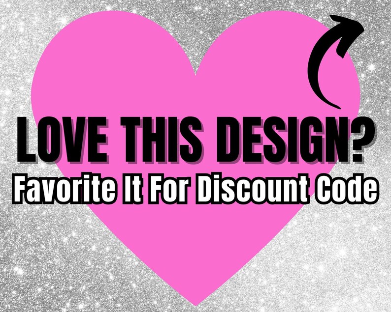 K&ouml;nnte beinhalten: Ein rosa Herz mit dem Text "LOVE THIS DESIGN?" und "Favorite It For Discount Code" in Schwarz und Wei&szlig;. Ein schwarzer Pfeil zeigt auf den Text. Der Hintergrund ist ein silberner Glitzereffekt.