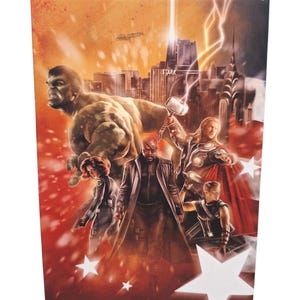 K&ouml;nnte beinhalten: Rechteckige Box mit Superhelden. Der Hulk ist im Hintergrund, Thor h&auml;lt seinen Hammer. Black Widow, Nick Fury und andere sind ebenfalls abgebildet. Der Hintergrund zeigt eine Skyline und das Wort "STARK".