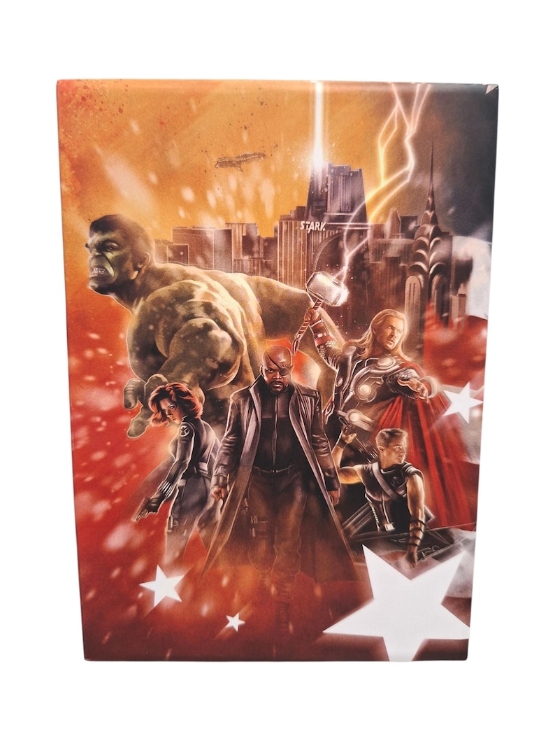 K&ouml;nnte beinhalten: Rechteckige Box mit Superhelden. Der Hulk ist im Hintergrund, Thor h&auml;lt seinen Hammer. Black Widow, Nick Fury und andere sind ebenfalls abgebildet. Der Hintergrund zeigt eine Skyline und das Wort "STARK".