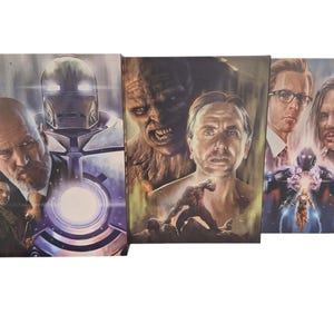 K&ouml;nnte beinhalten: Drei gerahmte Kunstdrucke mit Portr&auml;ts von Charakteren aus einem Science-Fiction-Film. Der erste Druck zeigt einen kahlen Mann und einen Roboter. Der zweite Druck zeigt einen Mann mit einem Monster. Der dritte Druck zeigt zwei M&auml;nner mit einer futuristischen Figur.