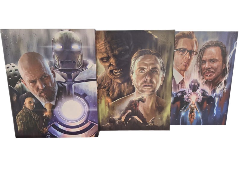 K&ouml;nnte beinhalten: Drei gerahmte Kunstdrucke mit Portr&auml;ts von Charakteren aus einem Science-Fiction-Film. Der erste Druck zeigt einen kahlen Mann und einen Roboter. Der zweite Druck zeigt einen Mann mit einem Monster. Der dritte Druck zeigt zwei M&auml;nner mit einer futuristischen Figur.