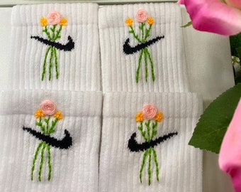 Calcetines Nike bordados a mano con manojo de rosas