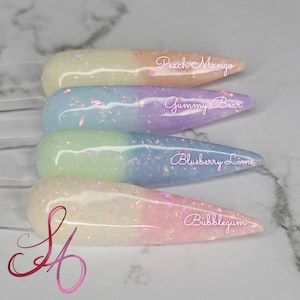 Könnte beinhalten: Vier lange, spitz zulaufende Acrylnagel-Muster in Pastellfarben: Pfirsich, Lavendel, Hellblau und Rosa. Jeder Nagel hat ein glitzerndes, schillerndes Finish und ist mit einem Namen versehen: Peach Mango, Gummy Bear, Blueberry Lime und Bubblegum.