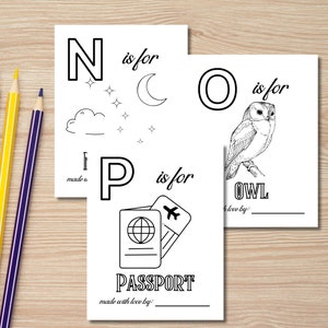 Op de afbeelding: Zwart-witte printbare alfabetkaarten voor kinderen met de letters N, O en P. De N-kaart toont een halve maan en sterren, de O-kaart toont een uil en de P-kaart toont een paspoort met een vliegtuig.