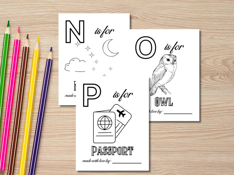 Op de afbeelding: Zwart-witte printbare alfabetkaarten voor kinderen met de letters N, O en P. De N-kaart toont een halve maan en sterren, de O-kaart toont een uil en de P-kaart toont een paspoort met een vliegtuig.
