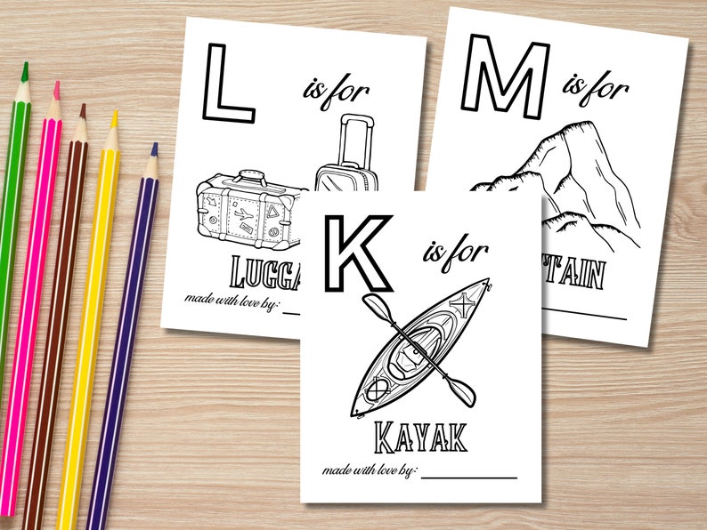 Op de afbeelding: Zwart-witte afdrukbare alfabet kleurplaten voor kinderen. De letters L, M en K worden getoond met illustraties van bagage, berg en kajak. De tekst "L is voor bagage", "M is voor berg" en "K is voor kajak" is inbegrepen. De tekst "gemaakt met liefde door" is onderaan elke pagina opgenomen.