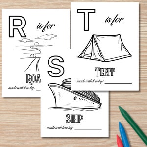 Op de afbeelding: Zwart-witte printbare kleurplaten voor kinderen met de letters R, S en T. De letter R staat voor weg, de letter S voor schip en de letter T voor tent. Elke pagina heeft een ruimte om "gemaakt met liefde door" te schrijven.