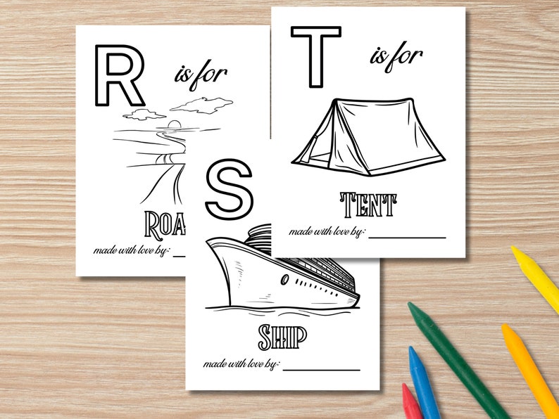 Op de afbeelding: Zwart-witte printbare kleurplaten voor kinderen met de letters R, S en T. De letter R staat voor weg, de letter S voor schip en de letter T voor tent. Elke pagina heeft een ruimte om "gemaakt met liefde door" te schrijven.