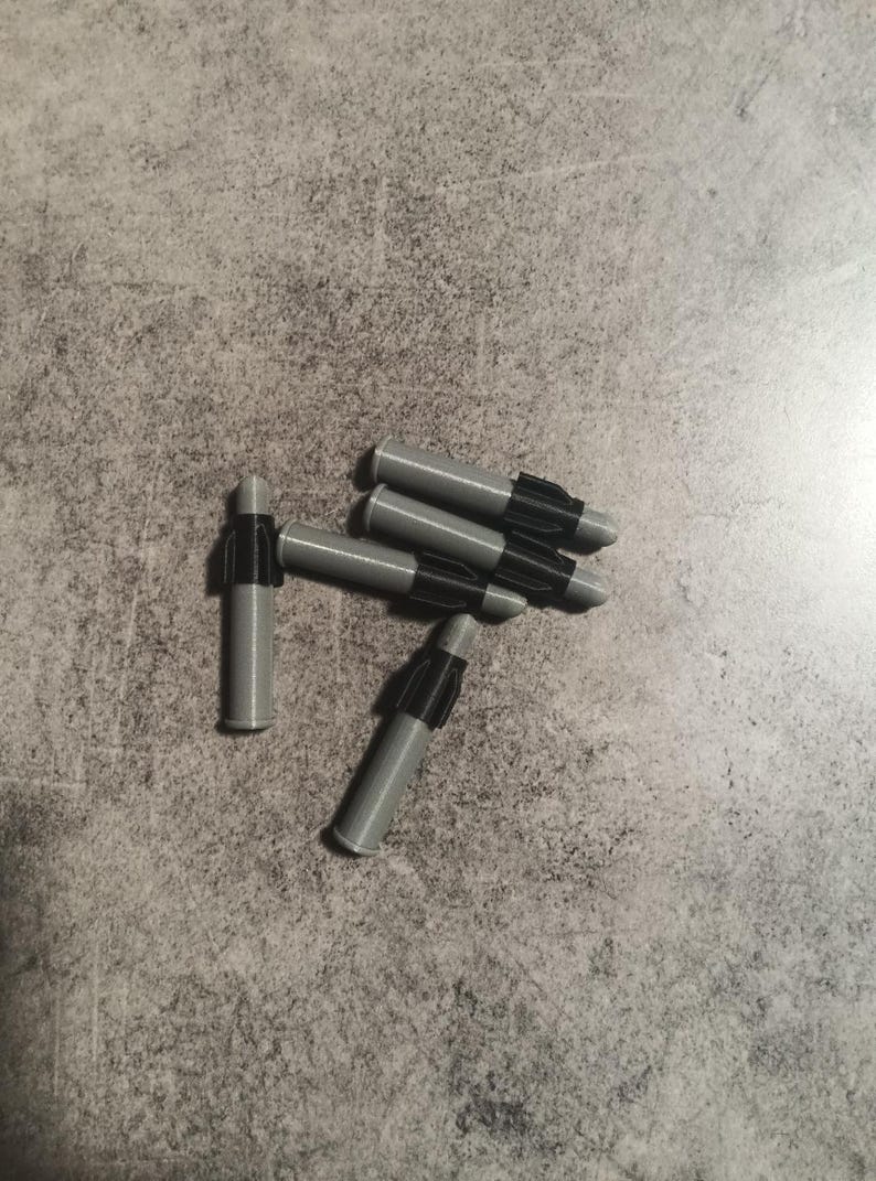 Puede incluir: Un grupo de seis tacos de pared de pl&aacute;stico gris con insertos de pl&aacute;stico negro. Los tacos est&aacute;n dise&ntilde;ados para ser utilizados con tornillos para fijar objetos a las paredes.