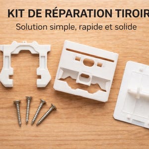 Può includere: Kit di riparazione per cassetti bianco con tre componenti e viti, disposti su una superficie di legno. Il testo "KIT DE RÉPARATION TIROIR" e "Solution simple, rapide et solide" sono visibili.