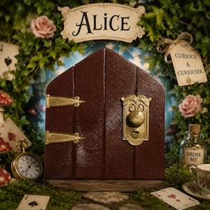 Puerta decorativa Alice – Cerradura parlante – Decoración de pared 3D – Modelo 10 / 15 / 20 cm – Impresión 3D artesanal
