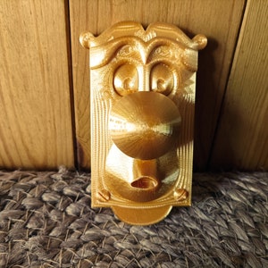 representation of the door handle on the theme of Alice