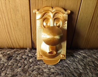 representation of the door handle on the theme of Alice