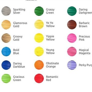 Puede incluir: Una tabla de 30 colores de filamento diferentes para impresi&oacute;n 3D. Los colores est&aacute;n dispuestos en filas y columnas, con cada color teniendo un nombre y una breve descripci&oacute;n. Los colores incluyen blanco, plata, verde, verde oscuro, negro, azul, amarillo, naranja, rosa, morado, rojo y transparente.