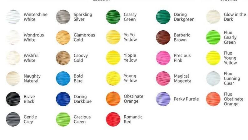 Puede incluir: Una tabla de 30 colores de filamento diferentes para impresi&oacute;n 3D. Los colores est&aacute;n dispuestos en filas y columnas, con cada color teniendo un nombre y una breve descripci&oacute;n. Los colores incluyen blanco, plata, verde, verde oscuro, negro, azul, amarillo, naranja, rosa, morado, rojo y transparente.