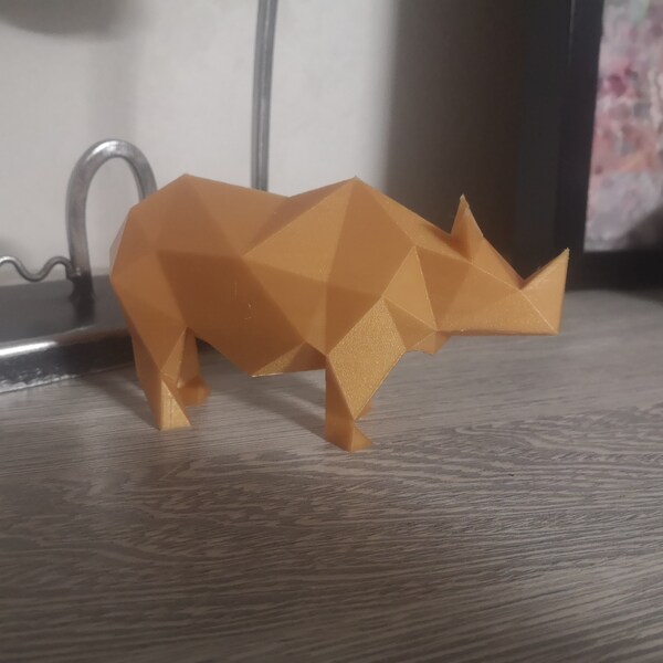 figurine en lowpoly / modèle rhinocéros