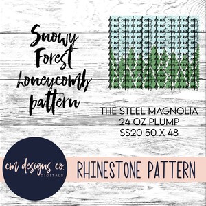 Puede incluir: Un diseño digital para un patrón de pedrería llamado "Snowy Forest Honeycomb Pattern". El diseño es para un vaso de 24 onzas, tamaño 50 x 48, y está etiquetado como "The Steel Magnolia, SS20".