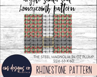 Puede incluir: Un patrón de descarga digital para un diseño de pedrería de un traje de Papá Noel en un patrón de argyle. El patrón es para un vaso de 24 oz y mide 160 cm por 152 cm. El texto "The Steel Magnolia 24 oz. Plump SS16 63 x 60" está incluido en la imagen. El texto "do not copy do not copy do not copy do not copy" se repite en toda la imagen.