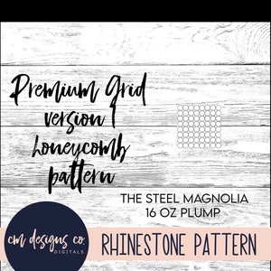 Puede incluir: Un fondo de madera blanco con texto negro que dice "Premium Grid version 1 honeycomb pattern" y "THE STEEL MAGNOLIA 16 OZ PLUMP". Debajo del texto hay un círculo negro con texto blanco que dice "cm designs co. DIGITALS". Debajo del círculo hay un rectángulo rosa con texto negro que dice "RHINESTONE PATTERN". Una cuadrícula blanca con círculos se encuentra en la esquina superior derecha de la imagen.