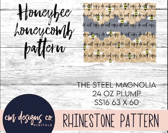 Puede incluir: Un patrón de descarga digital para un diseño de pedrería con un patrón de panal con abejas. El patrón se titula "Honeybee Honeycomb Pattern" y es para un vaso "The Steel Magnolia" de 24 onzas. El patrón mide 160 cm por 152 cm y utiliza pedrería de tamaño 16. El texto "do not copy" se repite en todo el patrón.
