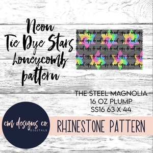 Può includere: Un modello di download digitale per un design di strass con un motivo a nido d'ape di stelle tie-dye al neon. Il modello è per un bicchiere "The Steel Magnolia" da 16 once, taglia SS16, 63 x 44.