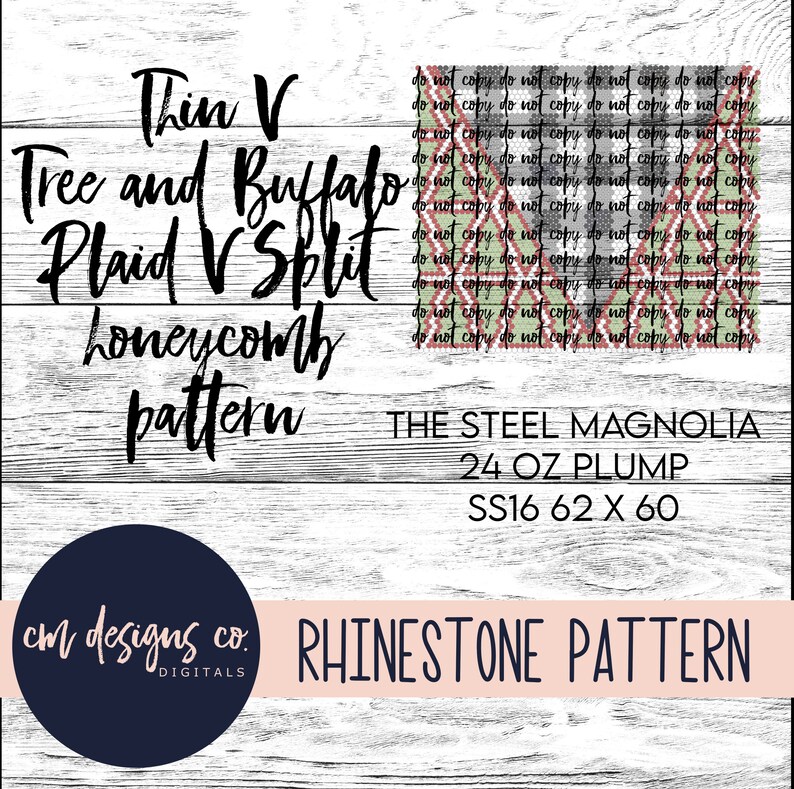 K&ouml;nnte beinhalten: Strass-Musterdesign f&uuml;r ein Buffalo-Karomuster und ein Baumdesign. Das Design ist f&uuml;r einen 24 oz Tumbler, Gr&ouml;&szlig;e SS16, 62 x 60. Der Text "The Steel Magnolia" ist ebenfalls im Design enthalten.