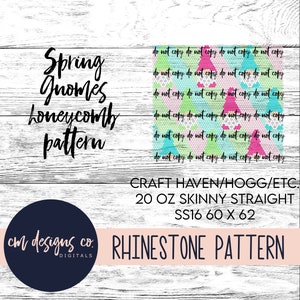 Op de afbeelding: Een digitaal downloadpatroon voor een strassontwerp met gnomen in een honingraatpatroon. Het patroon is voor een slanke rechte tumbler van 20 oz, maat SS16, 60 x 62. De tekst "Spring Gnomes Honeycomb Pattern" staat bovenaan de afbeelding. De tekst "CRAFT HAVEN/HOGG/ETC. 20 OZ SKINNY STRAIGHT SS16 60 X 62 RHINESTONE PATTERN" staat onderaan de afbeelding.
