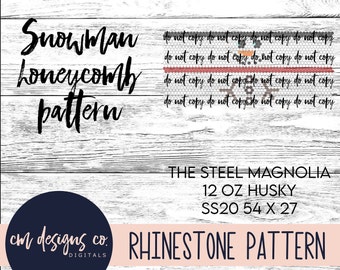 Op de afbeelding: Een digitaal downloadpatroon voor een strassontwerp van een sneeuwpop met een honingraatpatroon. Het patroon is voor een 12 oz. tumbler, maat SS20, 54 x 27. Het ontwerp heet "The Steel Magnolia".