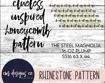 Op de afbeelding: Een zwart-wit grafisch ontwerp op een witte houten achtergrond. Het ontwerp zegt "clueless inspired honeycomb pattern". De tekst "THE STEEL MAGNOLIA 16 OZ PLUMP SS16 63 X 44" staat onder het ontwerp. De tekst "RHINESTONE PATTERN" staat onder het ontwerp. Een blauwe cirkel met de tekst "cm designs co. DIGITALS" staat in de linkerbenedenhoek.
