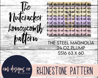Puede incluir: Un diseño digital para un patrón de pedrería, con un diseño de panal de abeja con el texto "The Nutcracker honeycomb pattern" y "THE STEEL MAGNOLIA 24 OZ PLUMP SS16 63 X 60". El diseño está sobre un fondo de madera blanca con el texto "cm designs co. DIGITALS" y "RHINESTONE PATTERN" en la parte inferior.