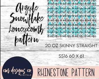 Puede incluir: Un diseño digital para un vaso recto delgado de 20 onzas con un patrón de panal de abeja de copo de nieve argyle azul y blanco. El diseño está etiquetado como "SS16 60 x 61" y "RHINESTONE PATTERN".